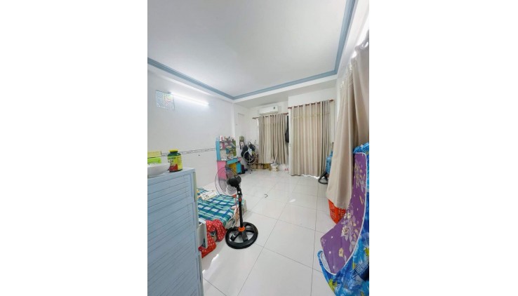 Hiếm Lạc Long Quân - Quận 11 - 4x18m HXH ngủ trong nhà - 2 tầng